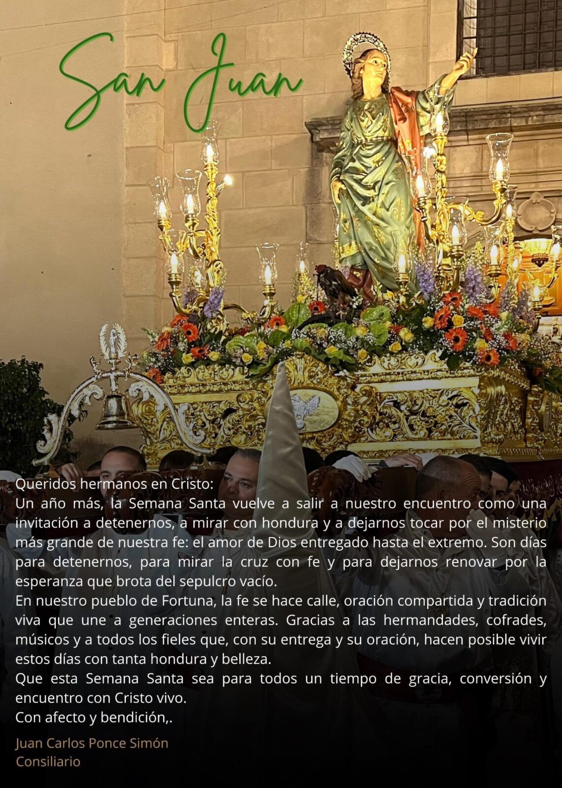 Imagen de San Juan Evangelista en su trono procesional dorado decorado con flores durante la Semana Santa.