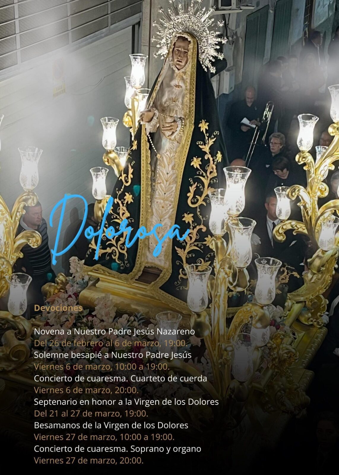 Virgen de los Dolores (La Dolorosa) en su trono iluminado con candelabros dorados durante una procesión nocturna.