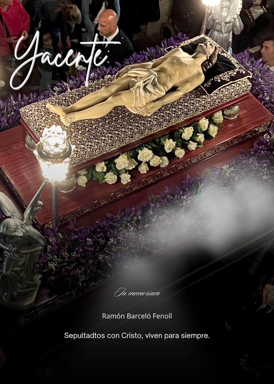 Talla de Cristo Yacente en su sepulcro rodeado de flores moradas y blancas en Fortuna.