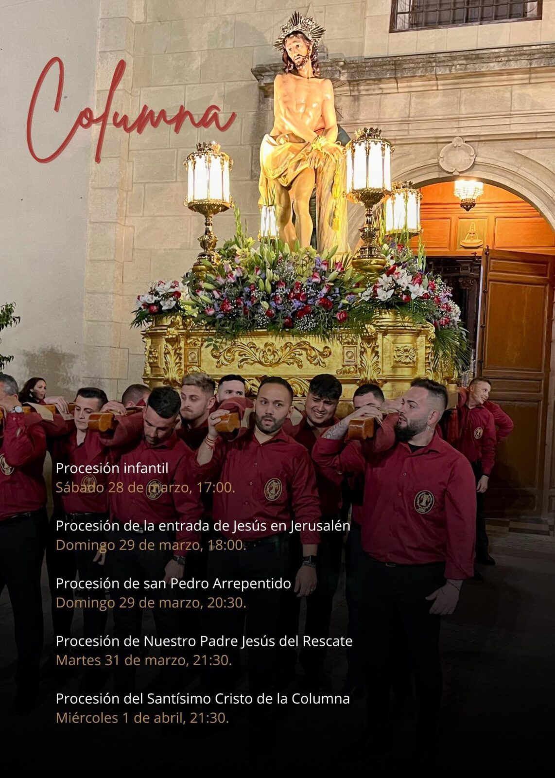 Imagen del Cristo de la Columna portado a hombros por jóvenes con camisas granates en la puerta de la iglesia.