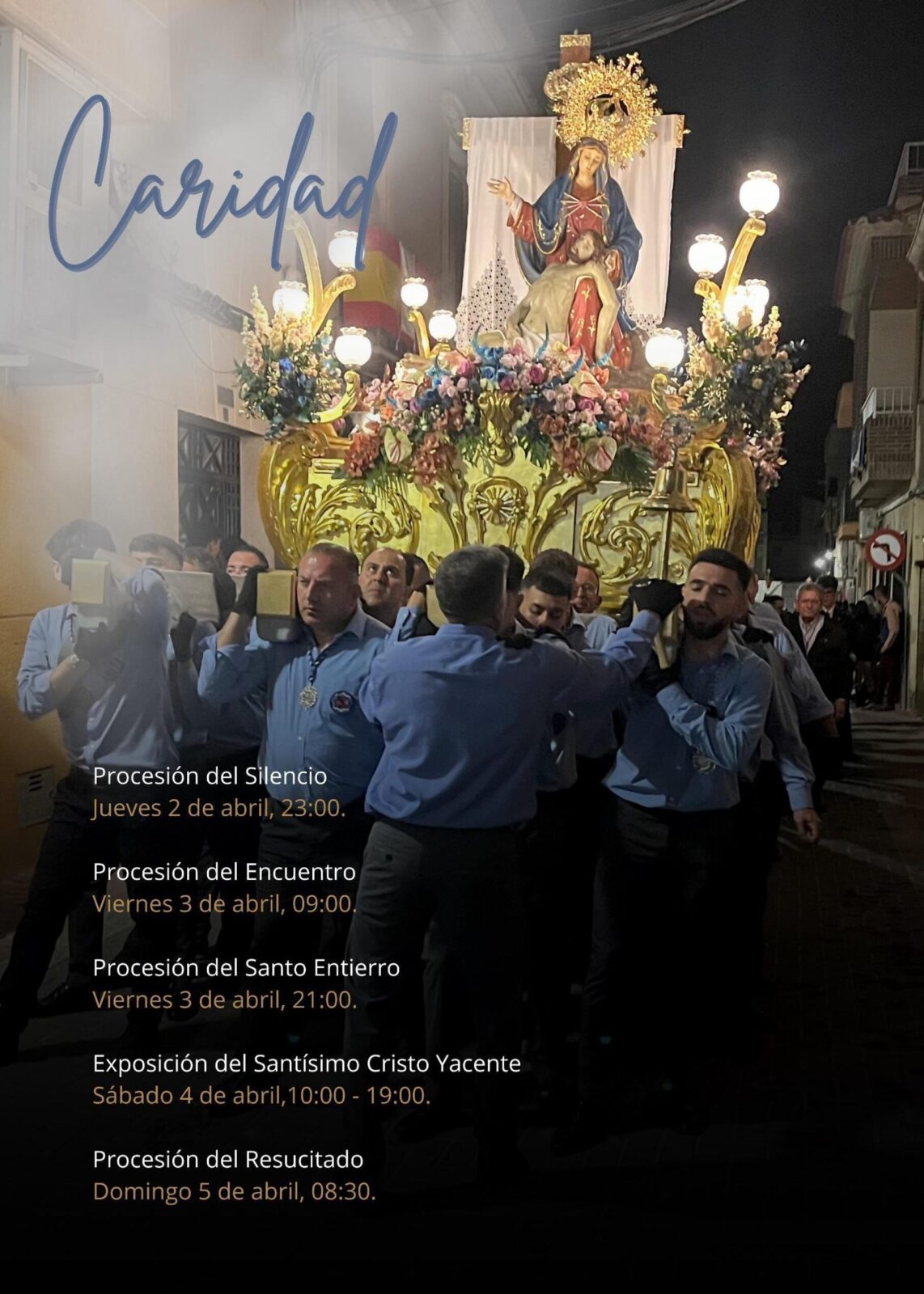 Trono de la Virgen de la Caridad y el Santo Entierro en procesión nocturna iluminada por las calles.