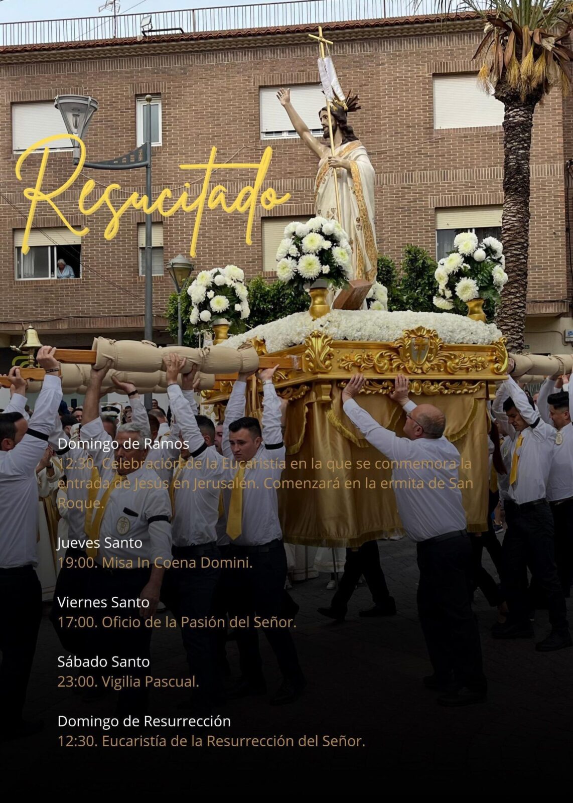 Talla de Cristo Resucitado elevada por nazarenos con camisas blancas y corbatas doradas en el Domingo de Resurrección.