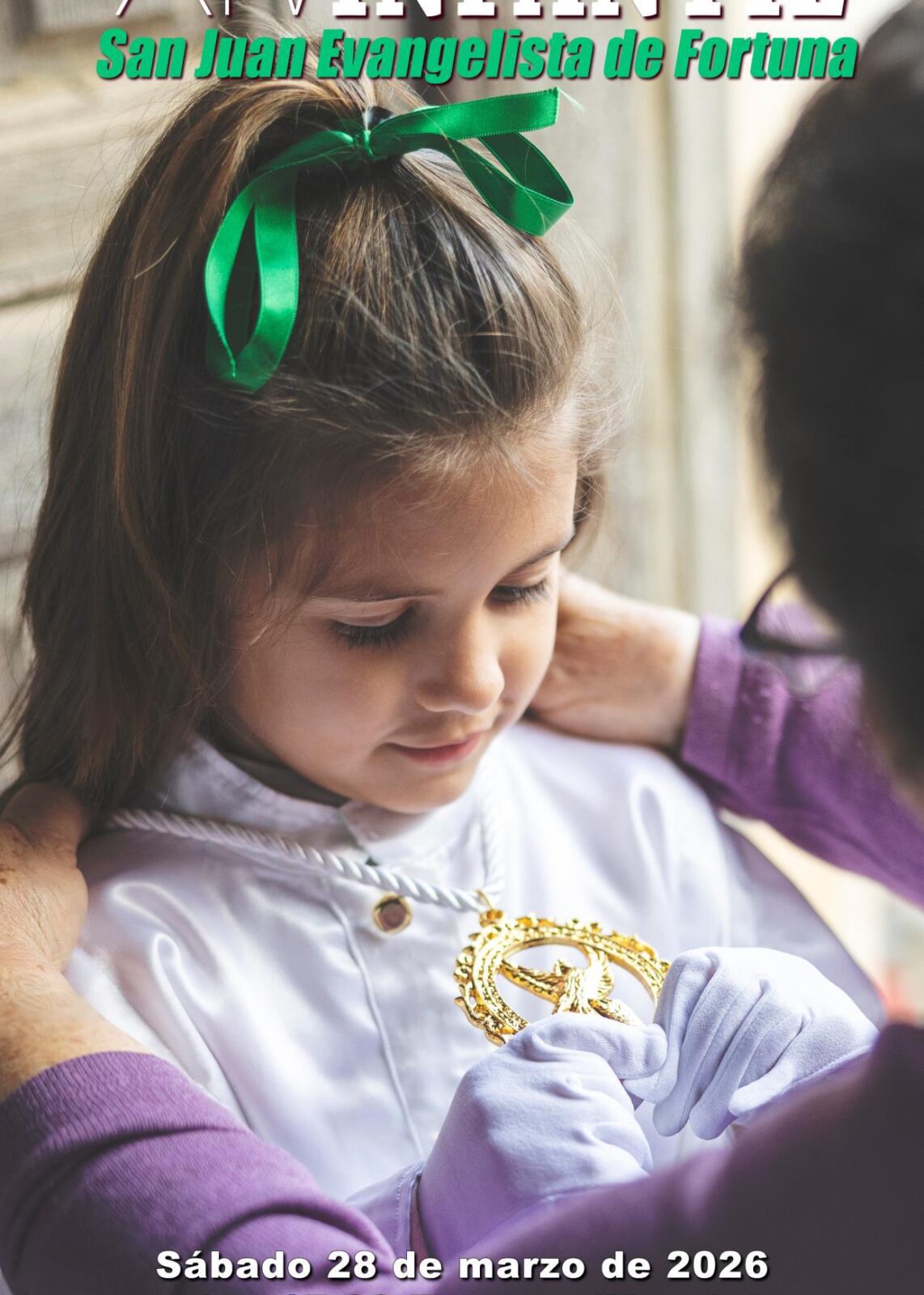 Niña vestida de nazarena recibiendo su medalla de la cofradía de San Juan Evangelista de Fortuna.